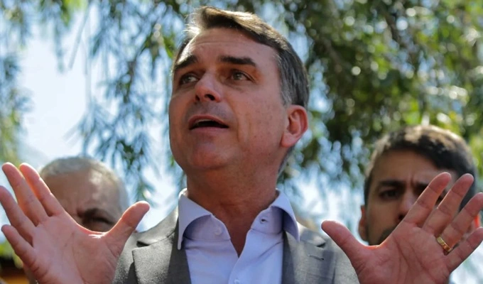 URGENTE: Flávio Bolsonaro diz que vai aproveitar maioria no Congresso para aumentar o tempo do próprio mandato com emenda à Constituição