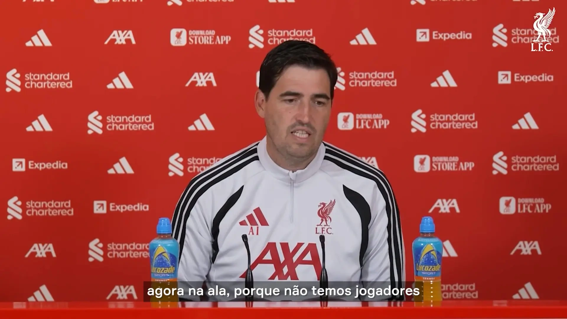 Treinador do Liverpool, Iraola fica frustrado com demora nas substituições antes de pênalti decisivo
