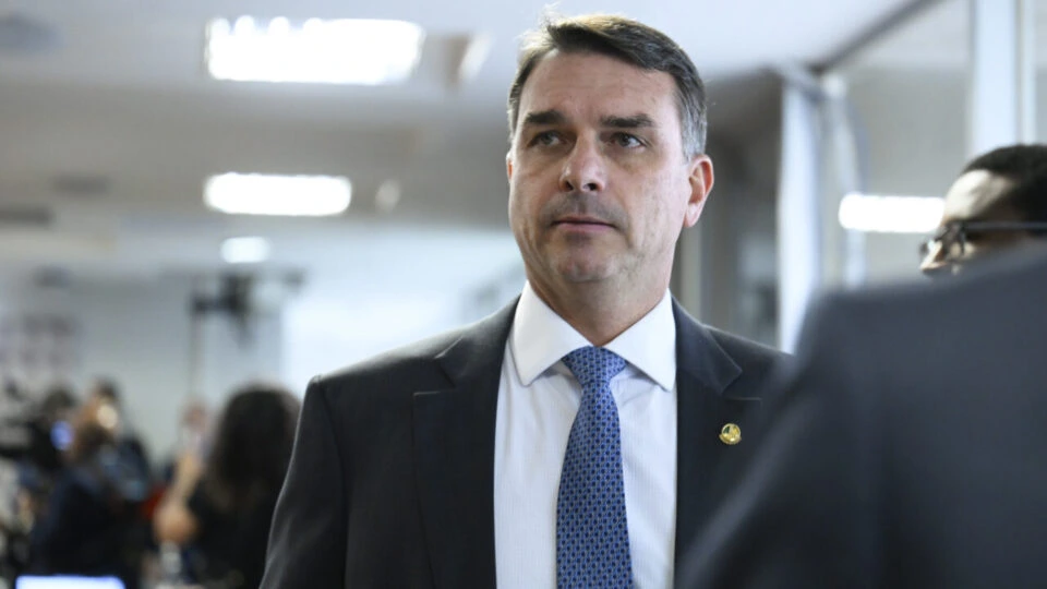 Flávio Bolsonaro defende uso de IA em campanha