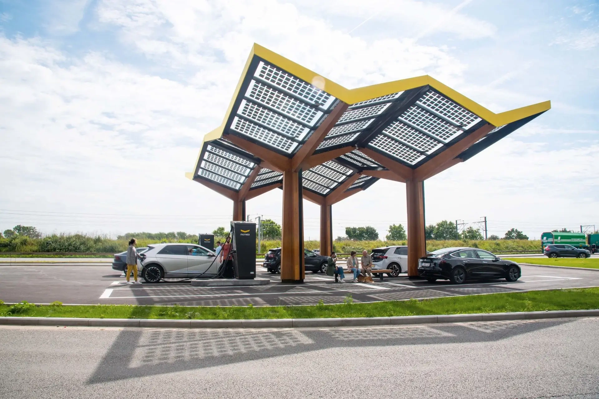 Estrutura de recarga para carro elétrico do Brasil: chegou a hora dos institucionais?