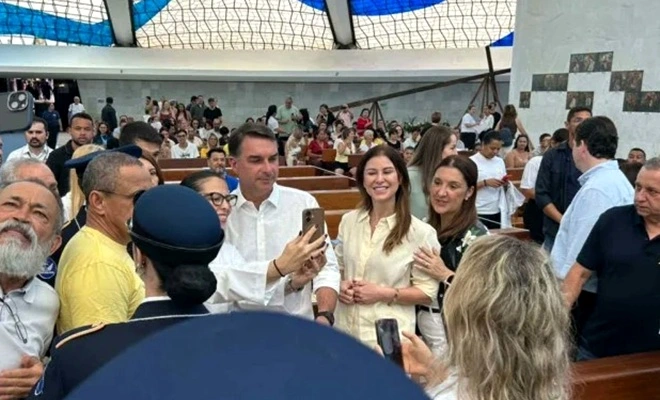 Flávio Bolsonaro vai à missa no Dia da Padroeira do Brasil após semanas de embates com católicos