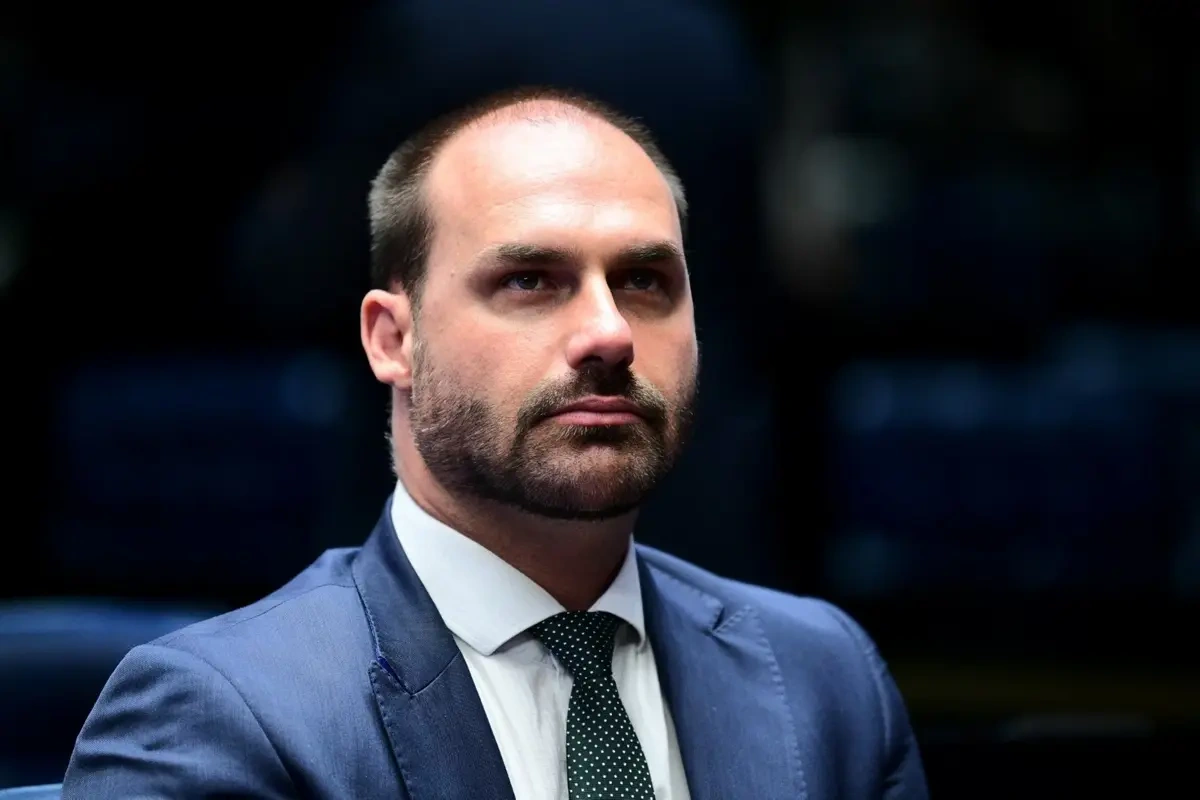 Governo Lula oficializa a demissão de Eduardo Bolsonaro da Polícia Federal