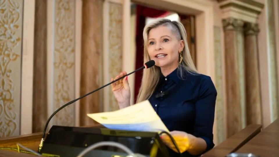 Vereadora do PL vira ré por crime de discriminação após acusação de xenofobia