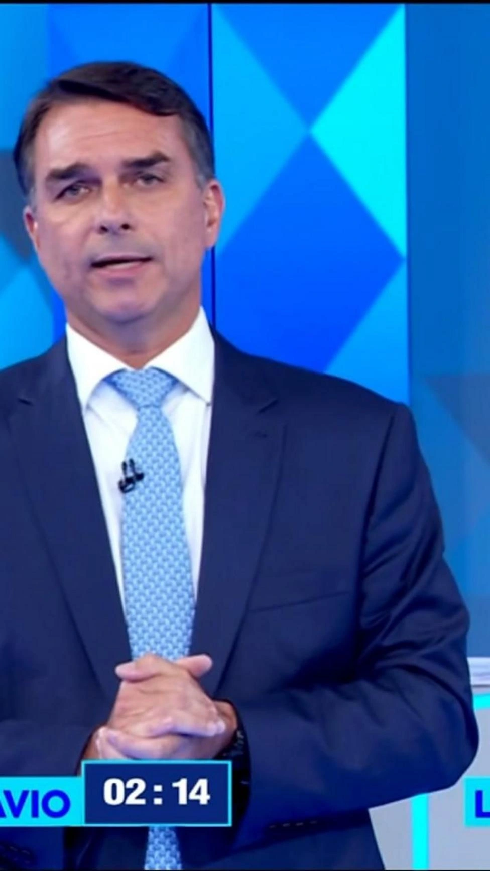 'Governo destruiu poder de compra dos eleitores', diz Flávio Bolsonaro em debate