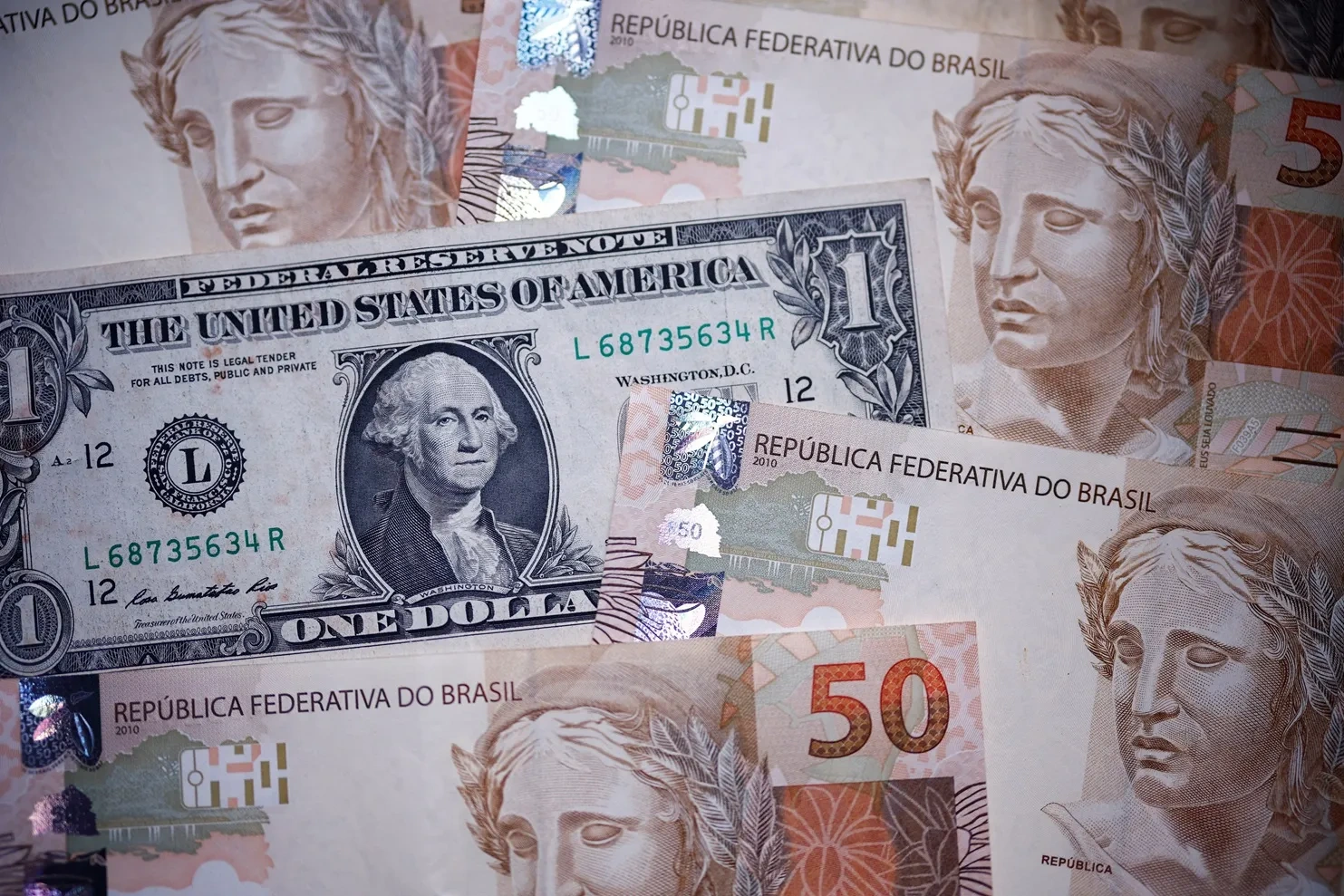 Dólar sobe a R$ 5,22, maior valor de fechamento em 6 meses, com exterior e eleição