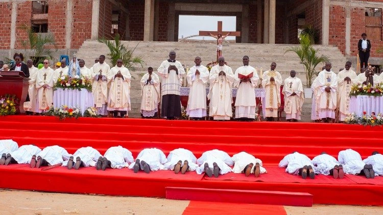 Angola: Diocese de Viana celebra São Francisco com 18 ordenações