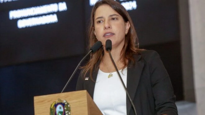 TRE-PE manda retirar imagem feita com IA que associa Raquel Lyra a Flávio Bolsonaro