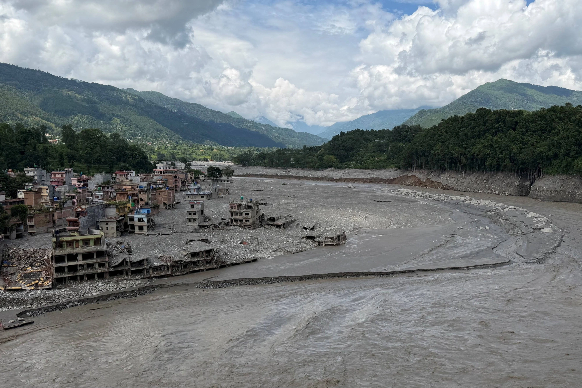 Como diretor salvou 900 alunos antes de escola ser levada pela enchente no Nepal