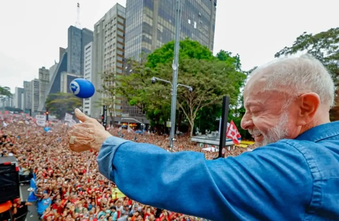Multidão se reúne na Paulista para ato de Lula marcado por debate sobre censura