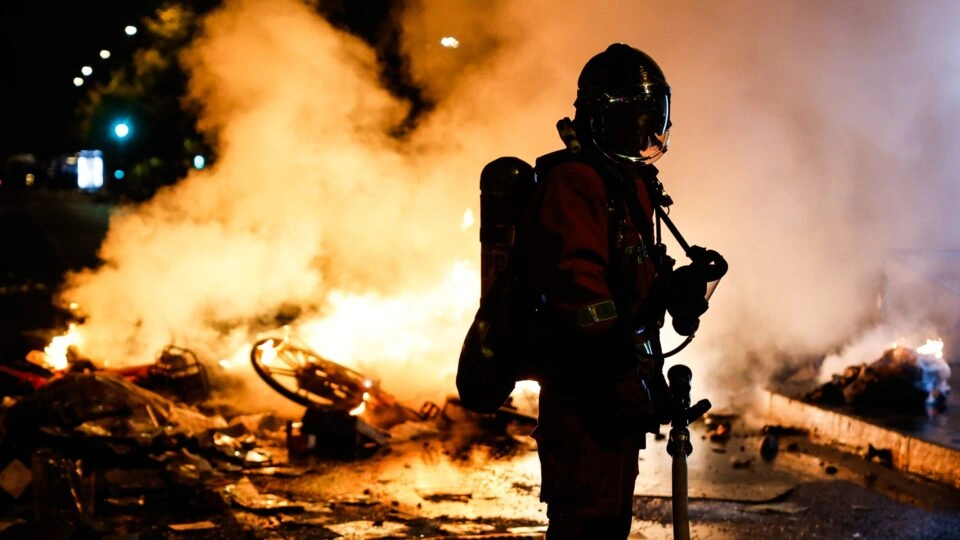 Onda de violência na França atinge escolas e deixa milhares de detidos