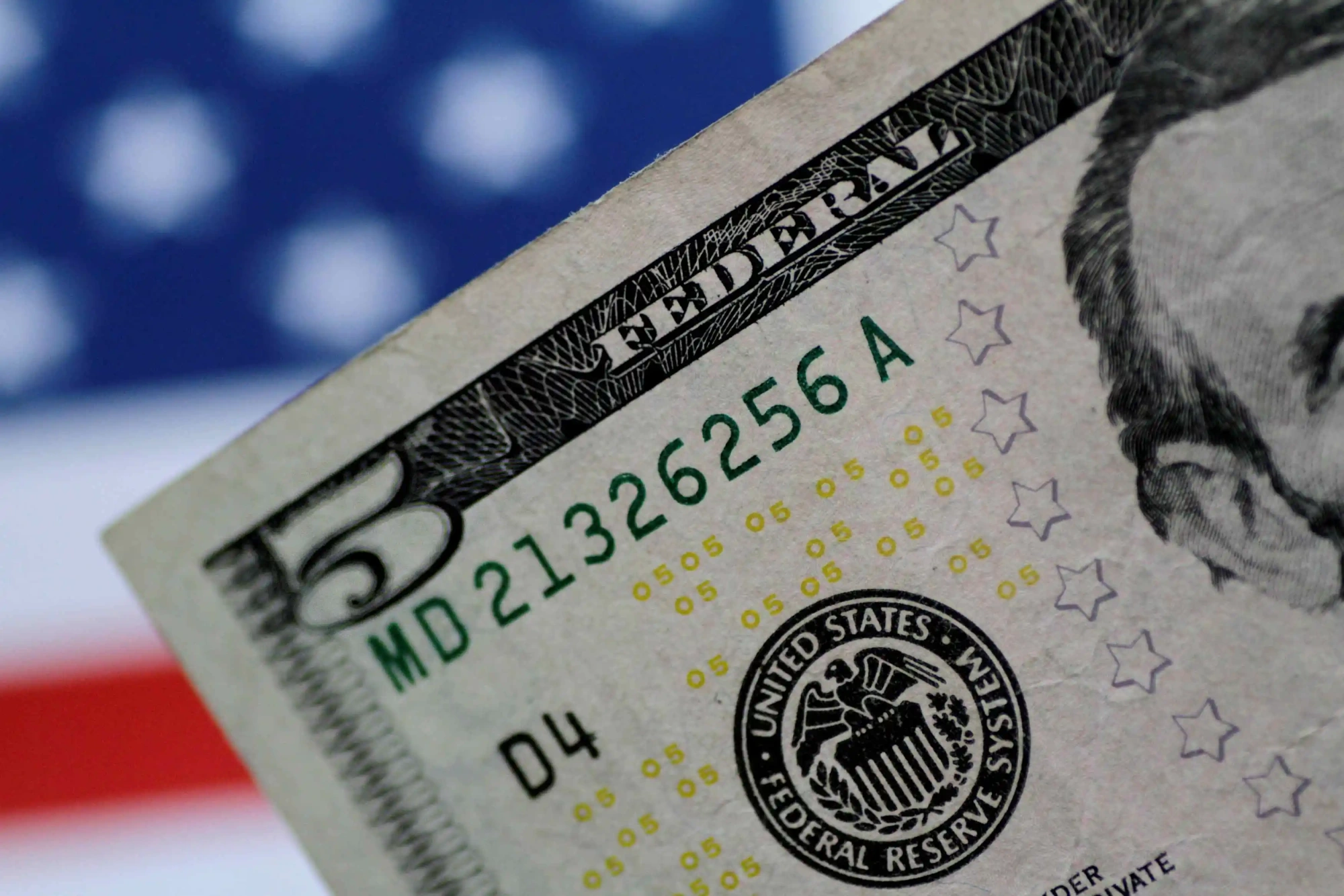 Dólar mantém maior cotação em 18 meses diante de tensões no Golfo e inflação nos EUA