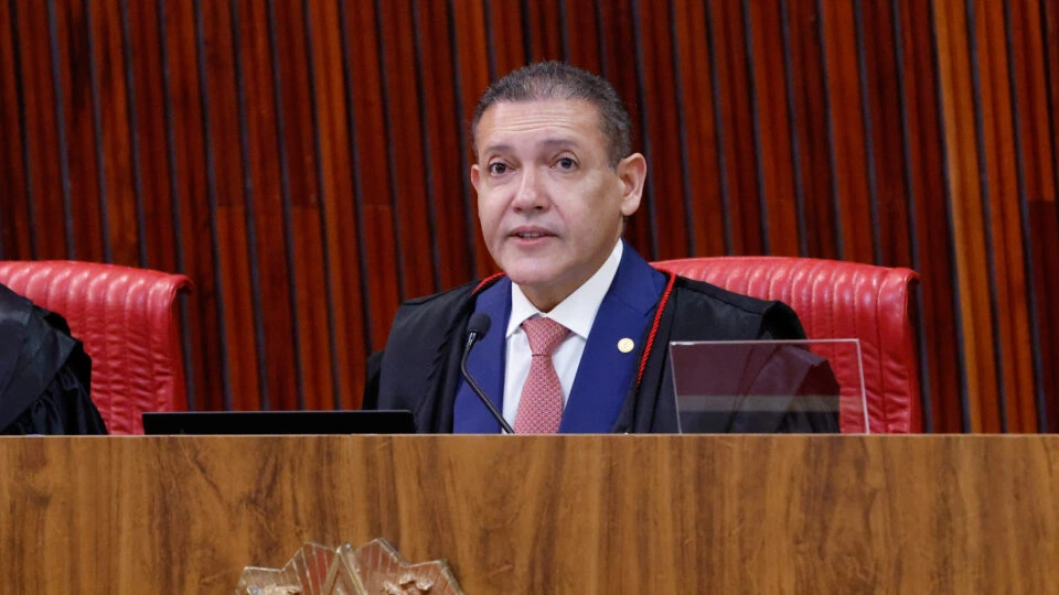 Nunes Marques suspende jingle de Lula que associa Flávio a Banco Master e rachadinha